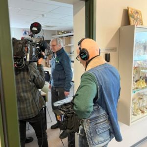 Õpetaja Heinar Jahu. Filmimeeskond on teda filmimas ja intervjueerimas.